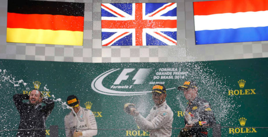 Podio del GP de Brasil: Rosberg (2º), Hamilton (1º) y Verstappen (3º). Reuters.