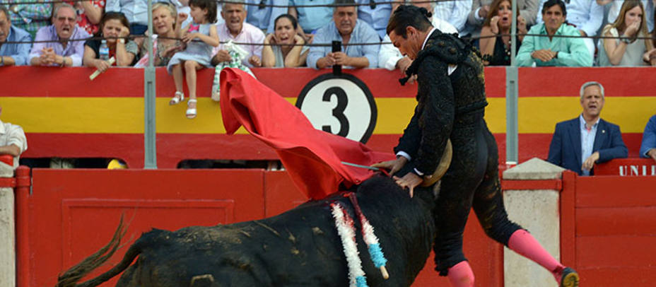 Momento de la cogida sufrida por José María Manzanares en la Feria del Corpus de Granada. ARCHIVO