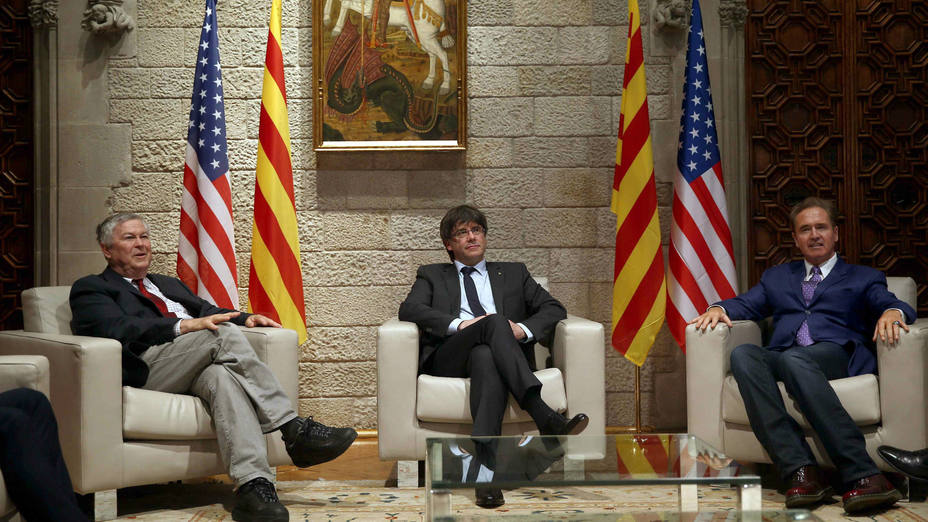 El presidente catalán, Carles Puigdemont, con los congresistas estadounidenses Dana Rohrabacher y Brian Higgins en el Palacio de la Generalitat