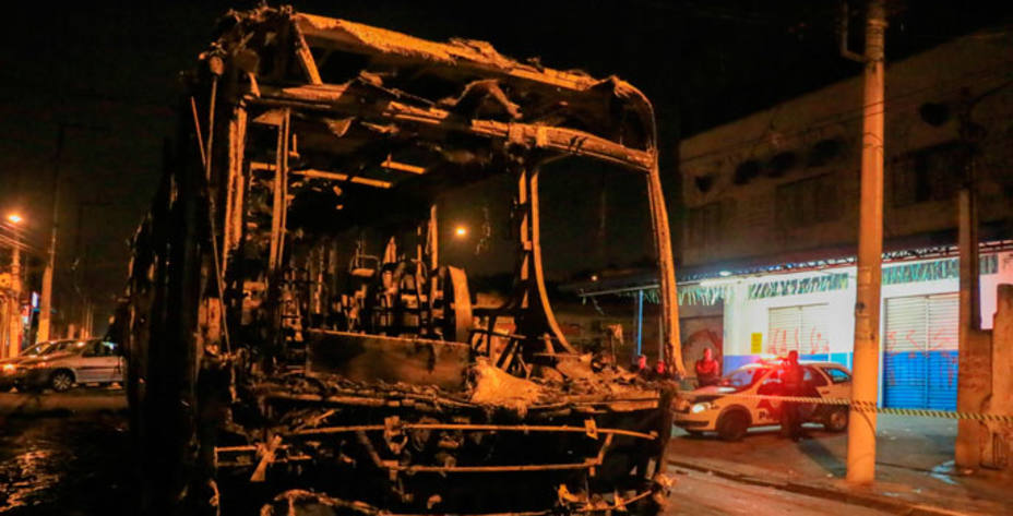 Un autobús incendiado en las calles de Brasil (EFE)