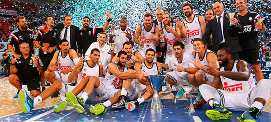 El Real Madrid celebra su primer título de la temporada (FOTO: ACB)