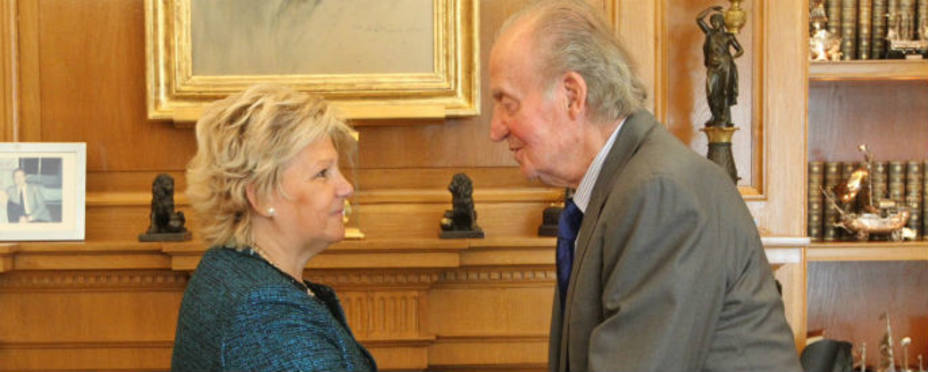 Don Juan Carlos saluda a Ángeles Pedraza, presidenta de la AVT. Foto Casa Real