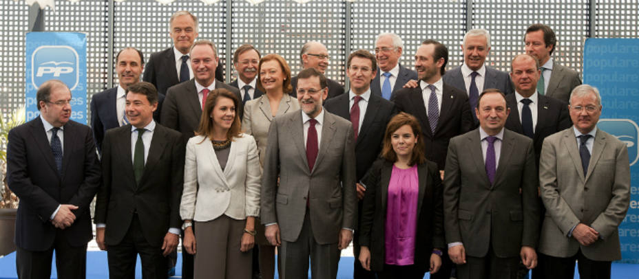 Foto de familia de los barones del PP antes de la reunión en Génova con Mariano Rajoy. Foto PP