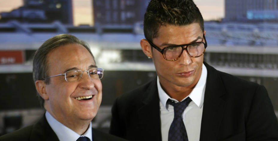 Cristiano sorpendió con las gafas que llevó para firmar su renovación (Reuters)