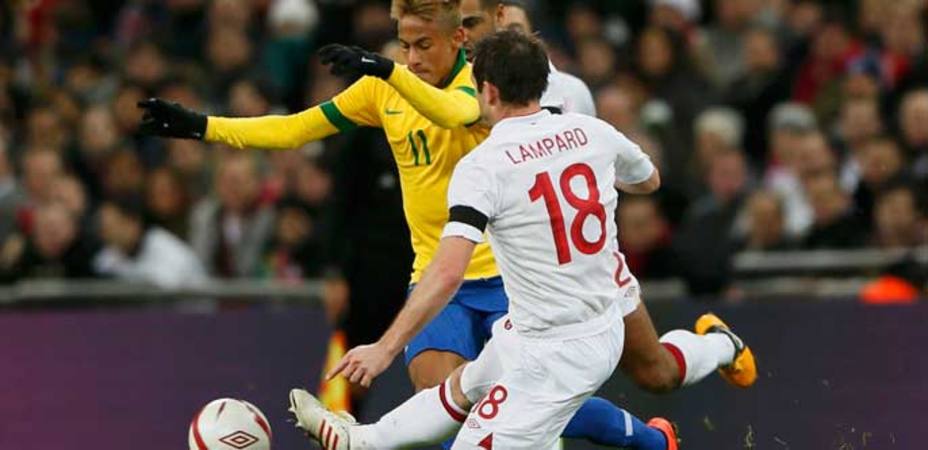 Lampard y Neymar pugnan por el balón (REUTERS)