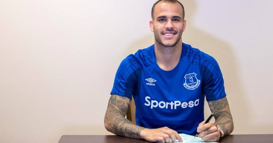 Sandro firma su contrato con el Everton