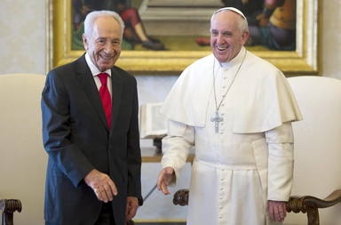 El Papa Francisco charla con el presidente israelí, Shimon Peres. EFE