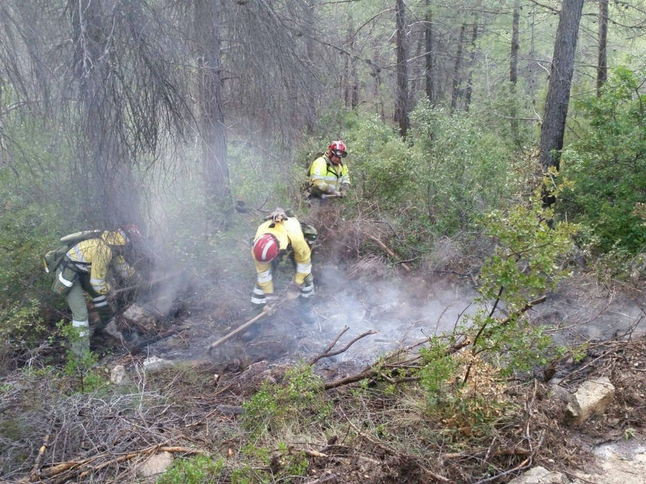 Los bomberos realizan labores de extinción en un incendio anterior
