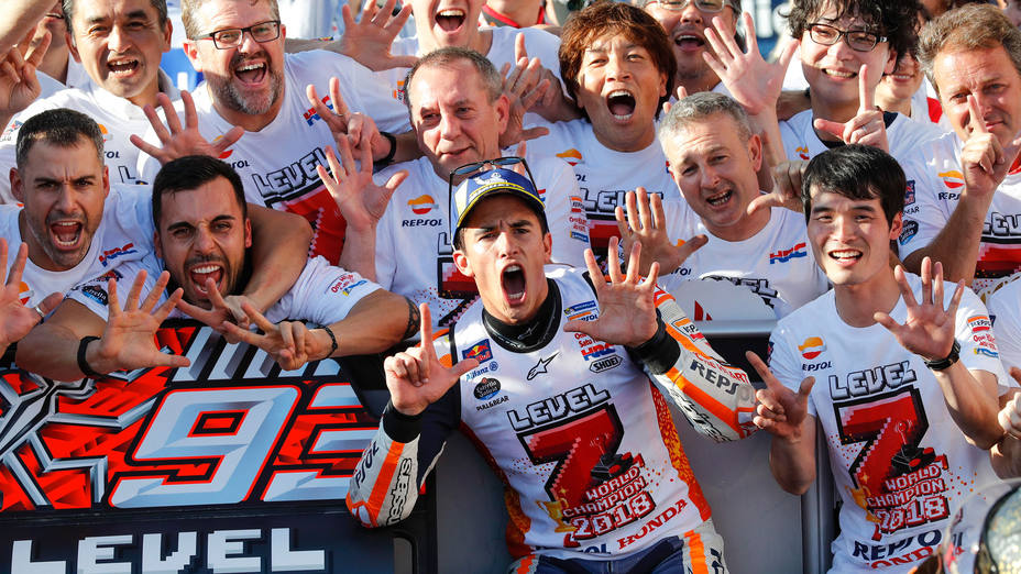 Marc Márquez celebra su séptimo Mundial con el equipo Repsol Honda. EFE