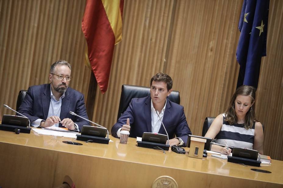 Rivera exige a Sánchez que impida la creación en Cataluña de instituciones paralelas con dinero público