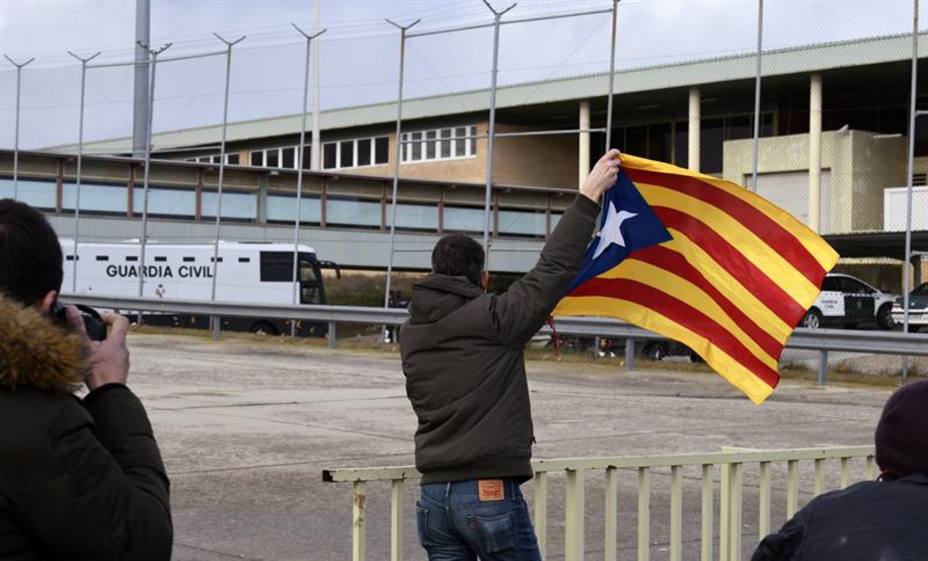 Doce en el banquillo: el ataque frontal a España, a juicio