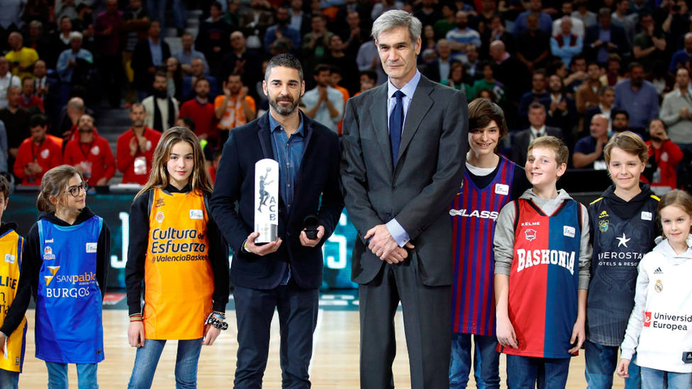 Juan Carlos Navarro recibe el aplauso del Wizink Center durante la Copa del Rey de baloncesto. EFE