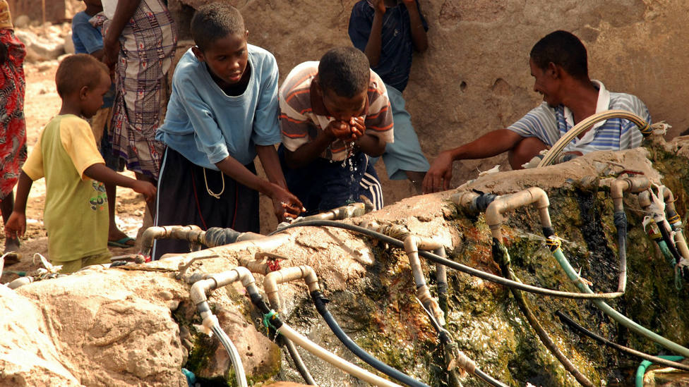 Niños bebiendo agua en un país africano