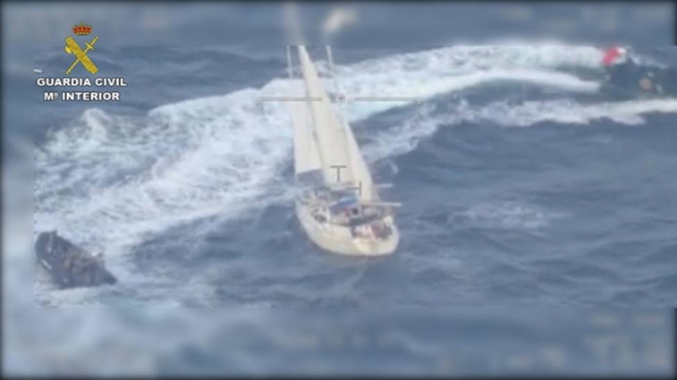 Este es el velero cargado con 600 kilos de cocaína interceptado por la Guardia Civil