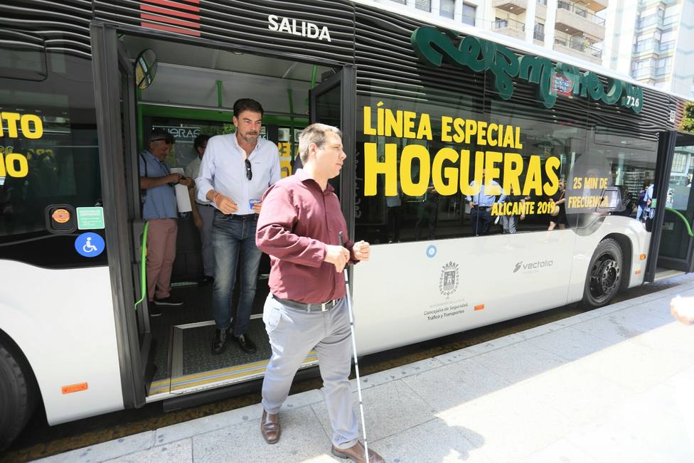 El alcalde Luis Barcala hace uso del autobús especial de Hogueras (Ayuntamiento)