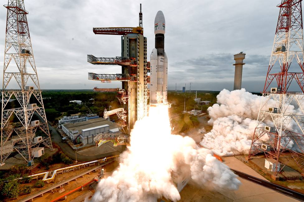India lanza con éxito su segunda misión de exploración lunar tras sufrir un aplazamiento por un problema técnico