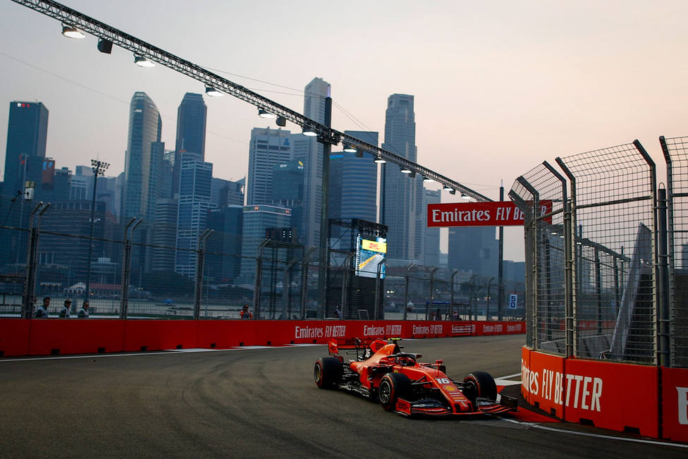 Leclerc logra en Singapur su tercera pole consecutiva (EFE)