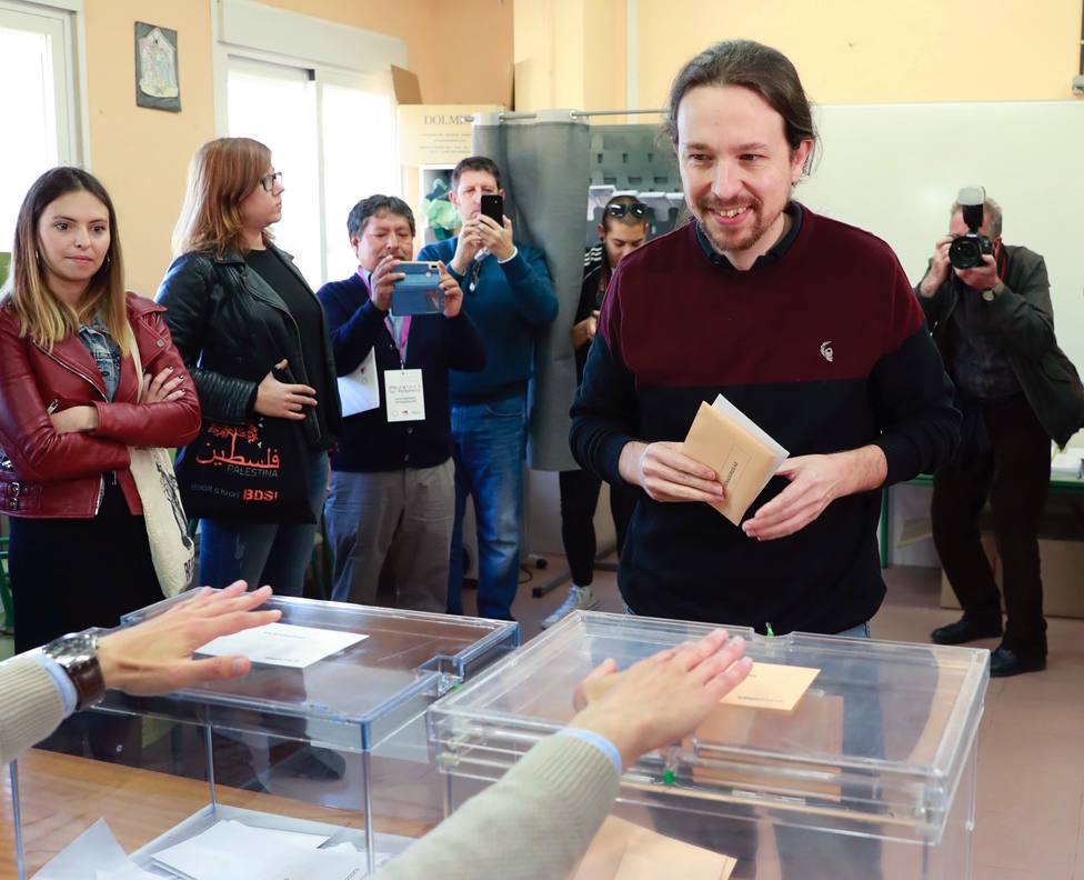 Pablo Iglesias votando
