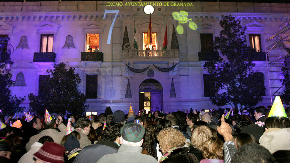 Las campanadas de Nochevieja en la Plaza del Carmen de Granada, en el año 2005