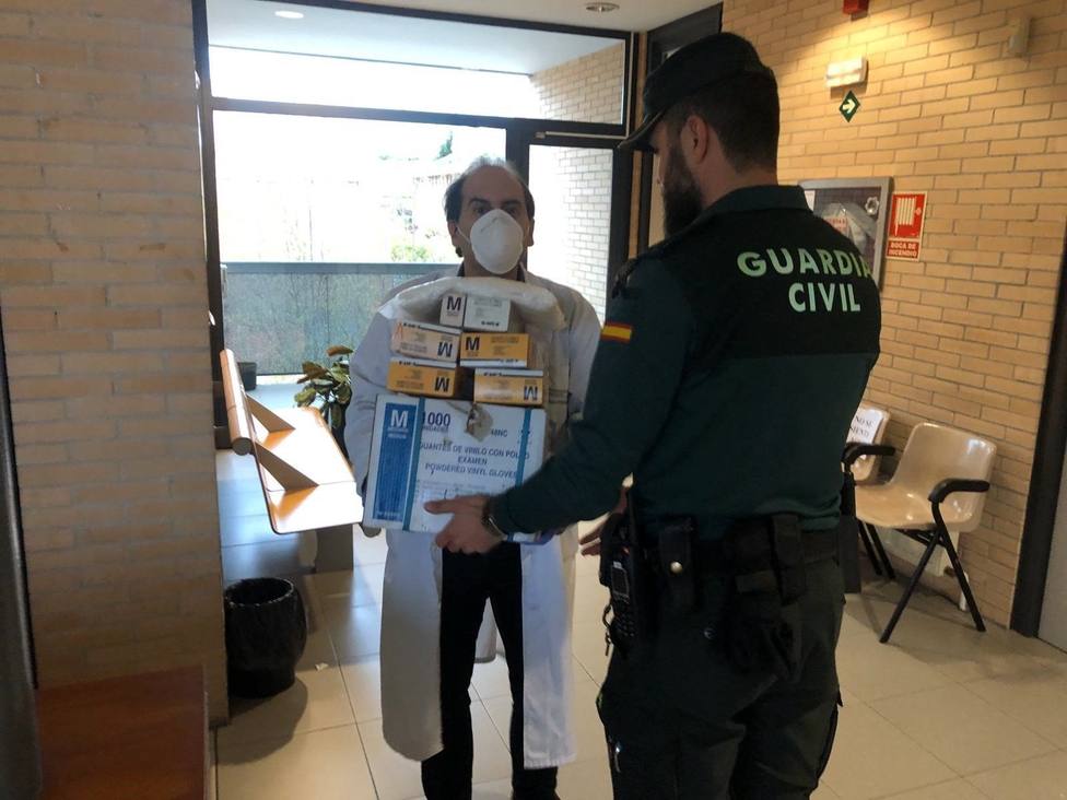 Coronavirus: Un ciudadano entrega a la Guardia Civil de Pamplona un total de 1.600 guantes de un único uso