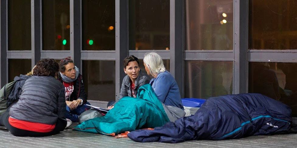 Voluntarios hablan con una persona sin hogar en Barcelona en una imagen de archivo - FUNDACIÓ ARRELS