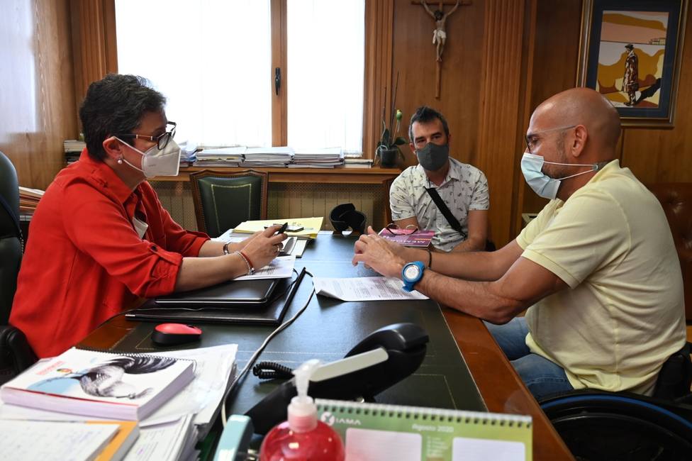 La alcaldesa de Xinzo, Elvira Lama, y el presidente de COGAMI, Anxo Queiruga en la firma del convenio.