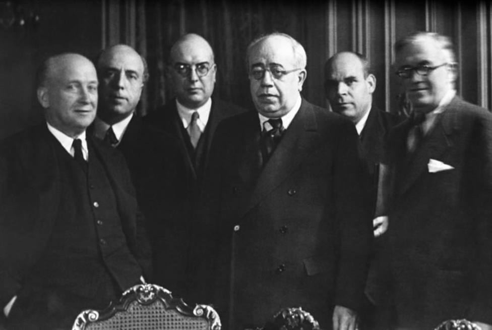 Manuel Azaña en el centro de la foto junto a parte de su gobierno en noviembre de 1936