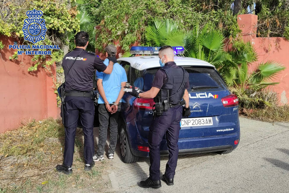 La Policía Nacional detiene a un hombre por asaltar una vivienda tras cortar la valla perimetral del domicilio