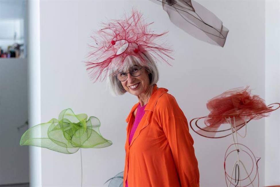 Candela Cort, la artista que juega con los sombreros: Te invitan a relacionarte y te suben la autoestima