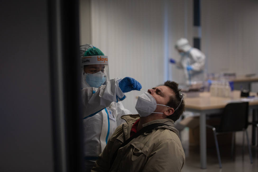 Foto de archivo de una sanitaria haciendo una prueba PCR - FOTO: Europa Press / David Zorrakino