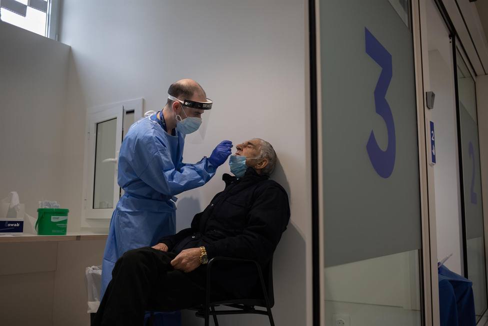 Un hombre se somete a una prueba PCR en el edificio Garbí-Vall de Hebrón (Barcelona)