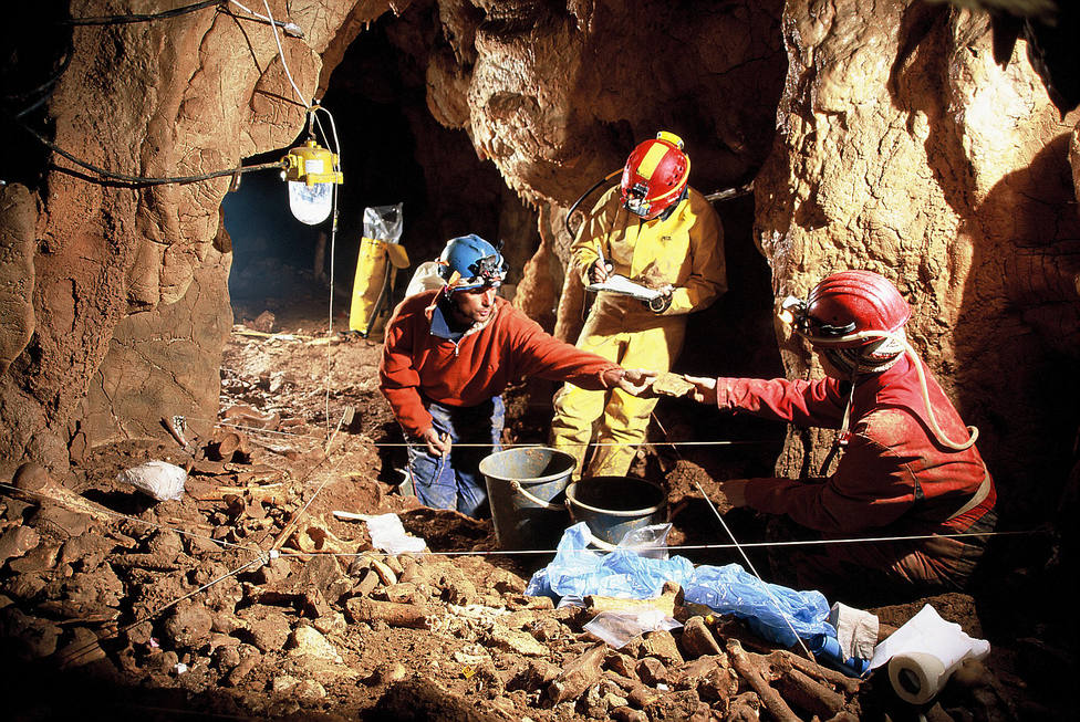 Excavavión en la Cueva de Oase (Rumanía) / CENIEH