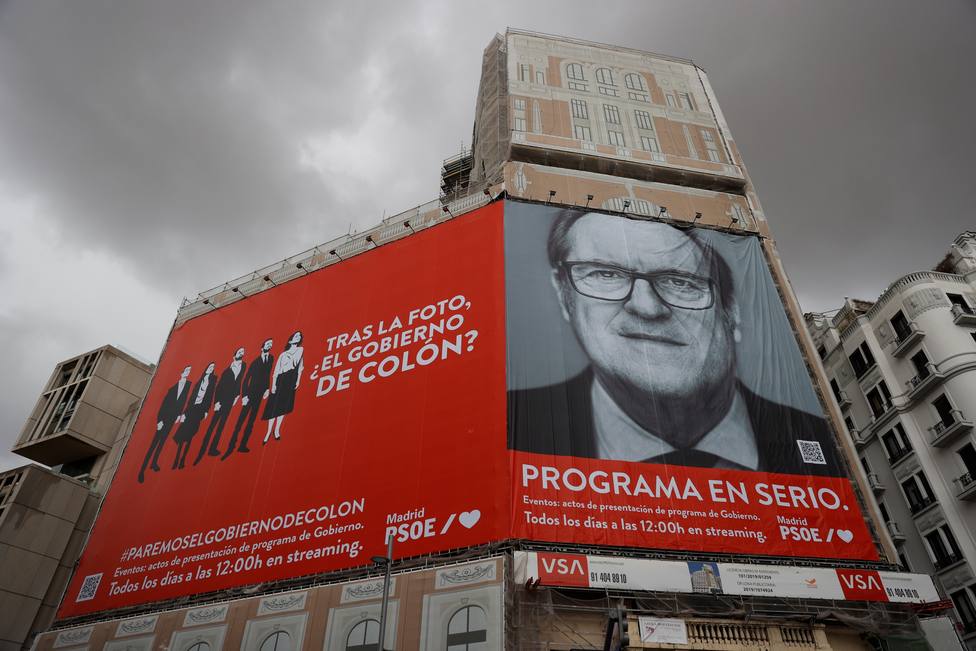 La Junta Electoral de Madrid ordena al PSOE retirar el cartel de Ángel Gabilondo de Callao