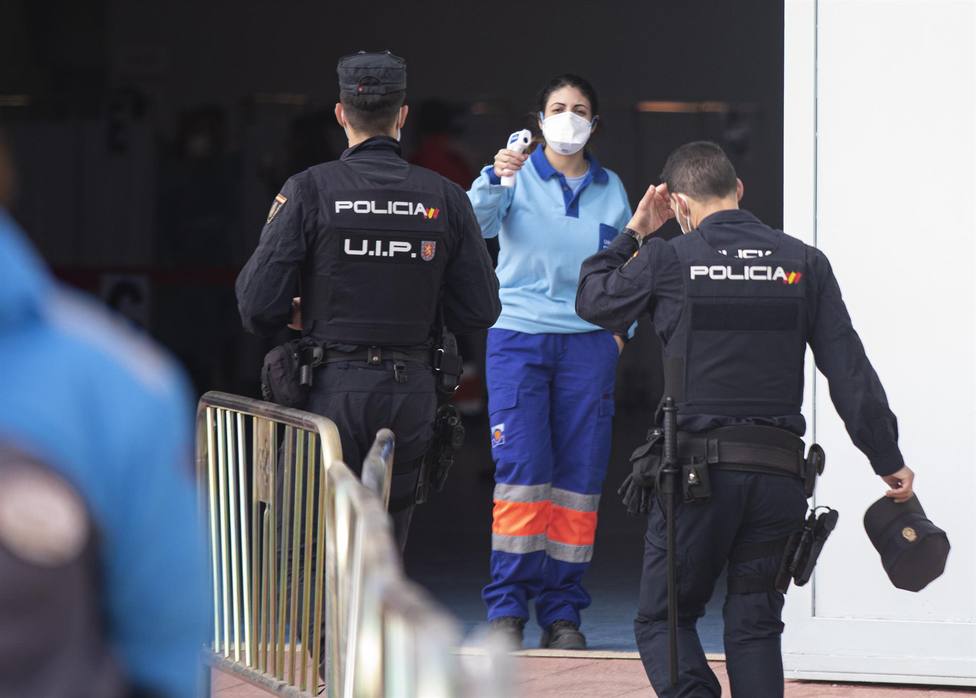 Policías nacionales acceden a un centro de vacunación en Sevilla - Maria José López - Europa Press - Archivo