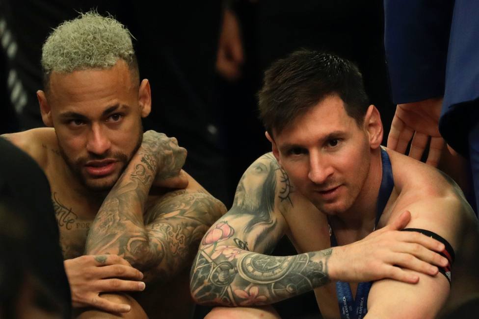 Lionel Messi habla con Neymar tras la final de la Copa América.