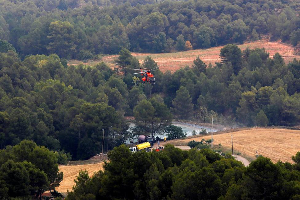 El Gobierno envía tres medios aéreos más para la extinción del incendio de Santa Coloma de Queralt