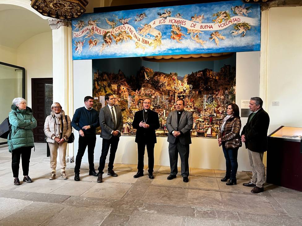 El obispo de la Diócesis de Calahorra y La Calzada-Logroño inaugura la exposición de belenes de Santo Domingo