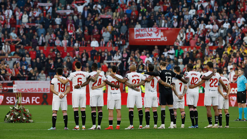 Los jugadores del Sevilla guardan un minuto de silencio en memoria de los tres aficionados