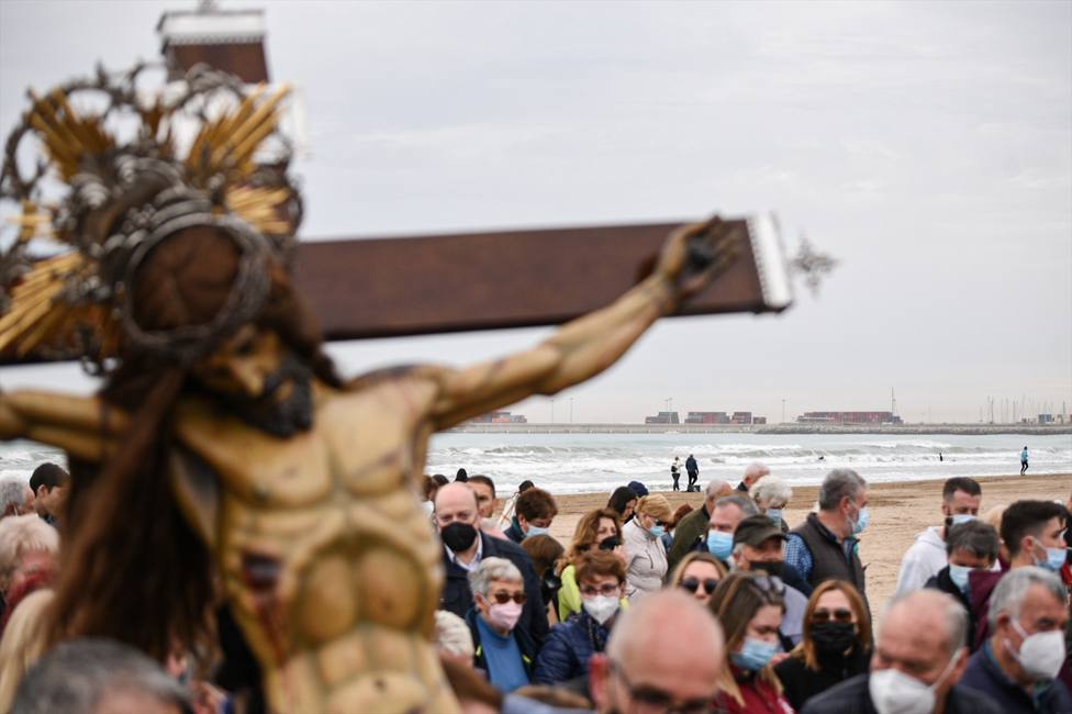 Traslado de los Cristos a la playa en Valencia
