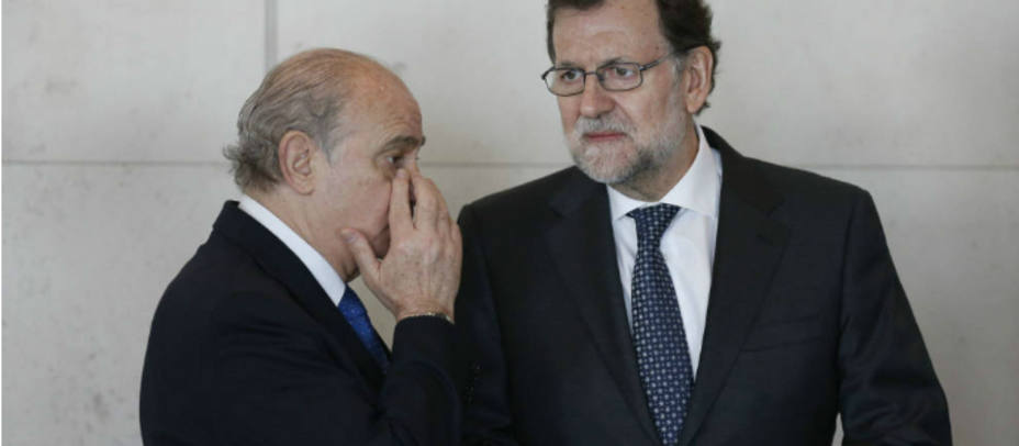 El presidente del Gobierno en funciones, Mariano Rajoy, conversa con el ministro de Interior, Jorge Fernández Díaz. EFE