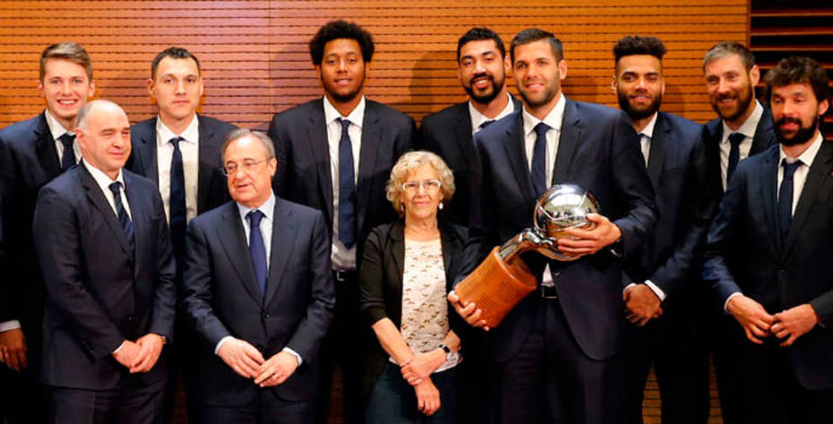 La plantilla se hace la foto oficial junto a la alcaldesa Manuela Carmena. Foto: Real Madrid.