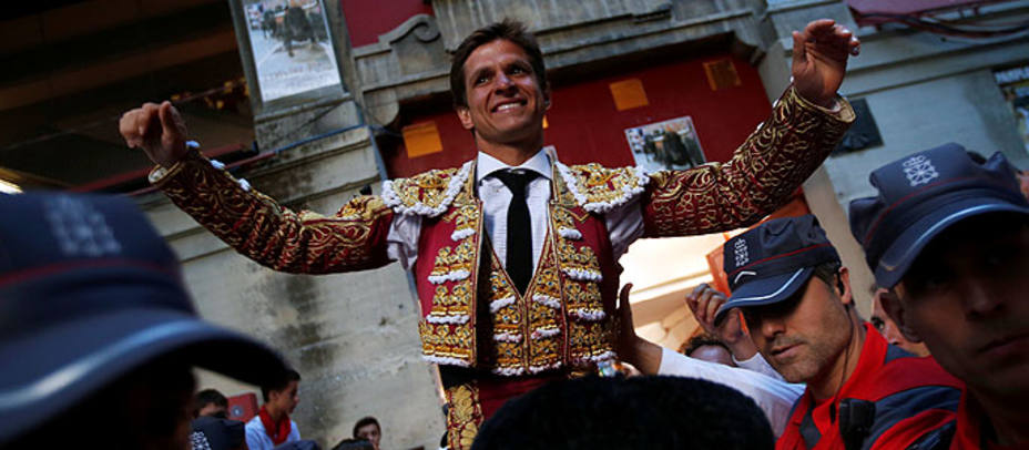 Julián López El Juli en su salida a hombros este martes de la plaza de toros de Pamplona. REUTERS