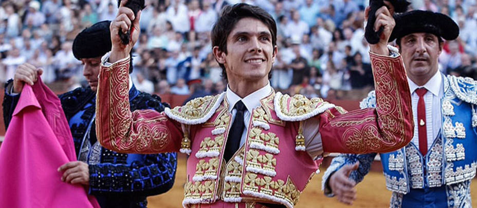 Sebastián Castella con las dos orejas cortadas este domingo en la Real Maestranza de Sevilla. TOROMEDIA