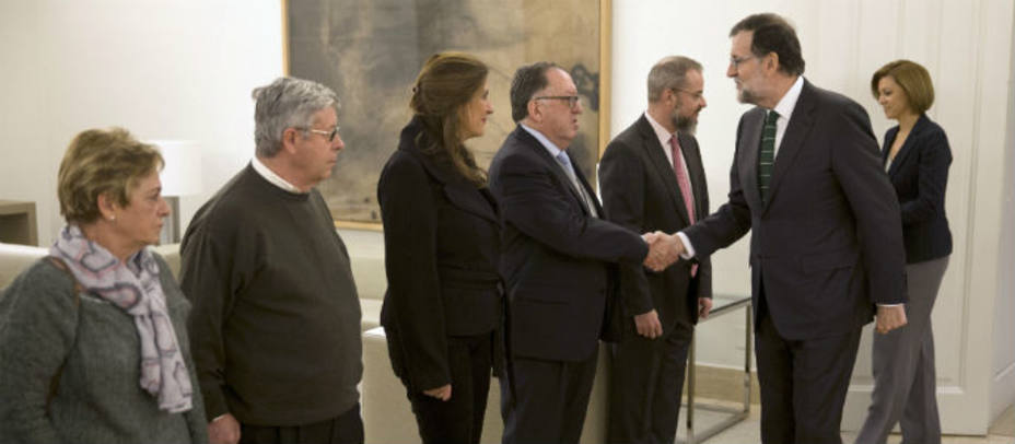 Rajoy saluda a los familiares del Yak-42 a los que recibía este martes en Moncloa. EFE