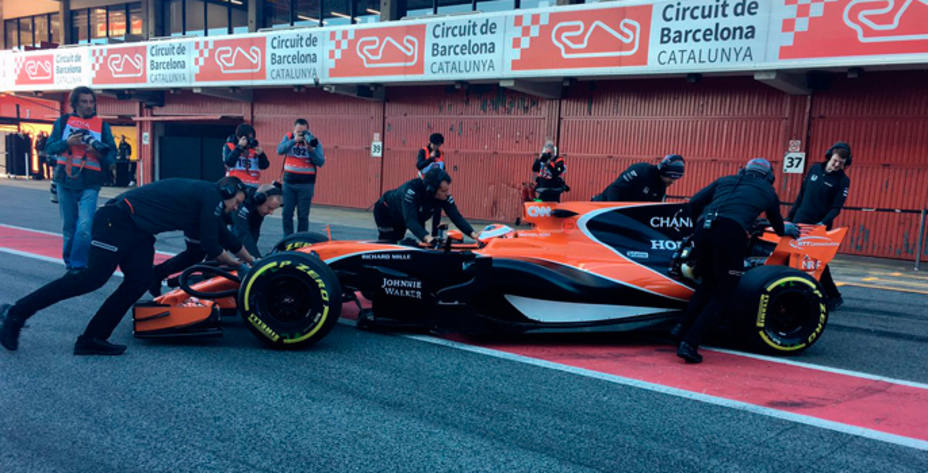 Vandoorne regresa a boxes (FOTO - @McLarenF1)