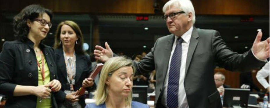 La Alta Representante de la Unión Europea para la Política Exterior, Federica Mogherini (c), y el ministro alemán de Asuntos Exteriores, Frank-Walter Steinmeier (d), al inicio del Consejo de Asuntos Exteriores de la UE celebrada en Bruselas (Bélgica)
