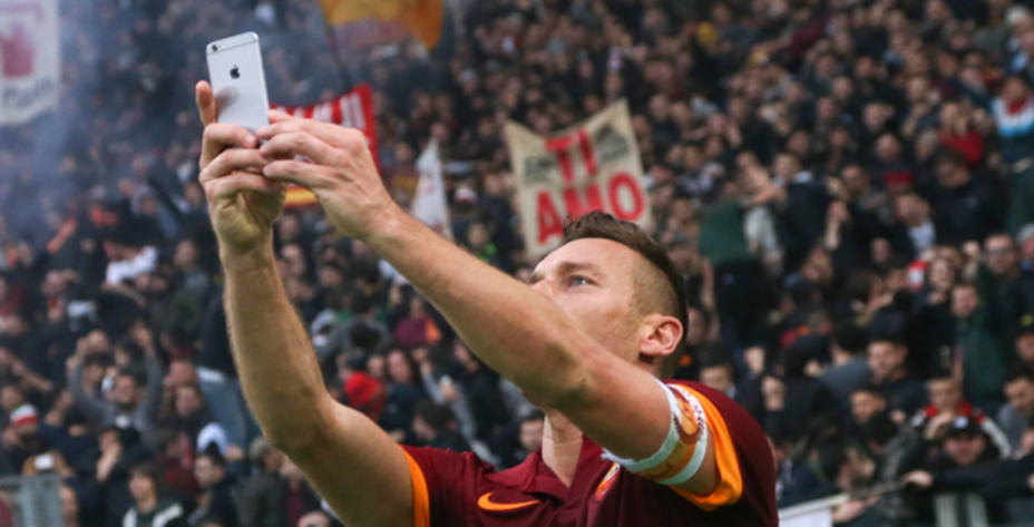 Totti se hace el selfie (Reuters)