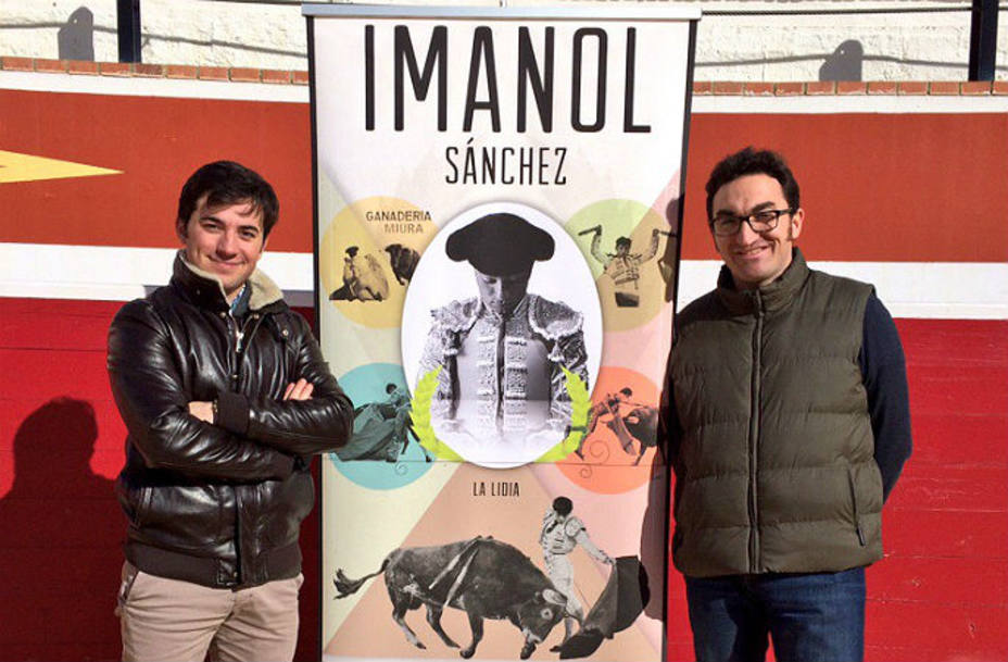 Imanol Sánchez y Juan Iranzo junto al cartel anunciador del torero aragonés para 2015