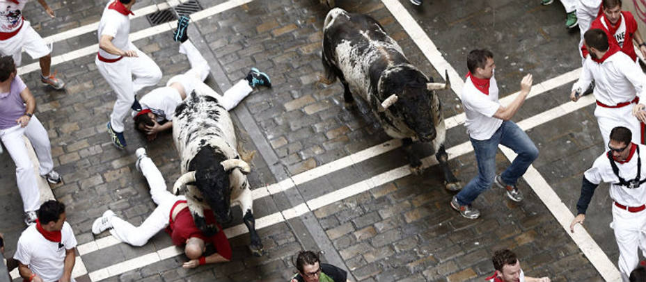 Dos de los toros de Torrestrella durante su carrera por las calles de Pamplona. EFE