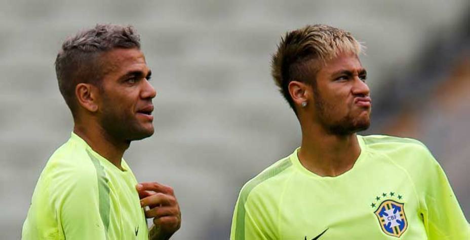 Neymar y Dani Alves durante un entrenamiento con la selección de Brasil. Reuters.